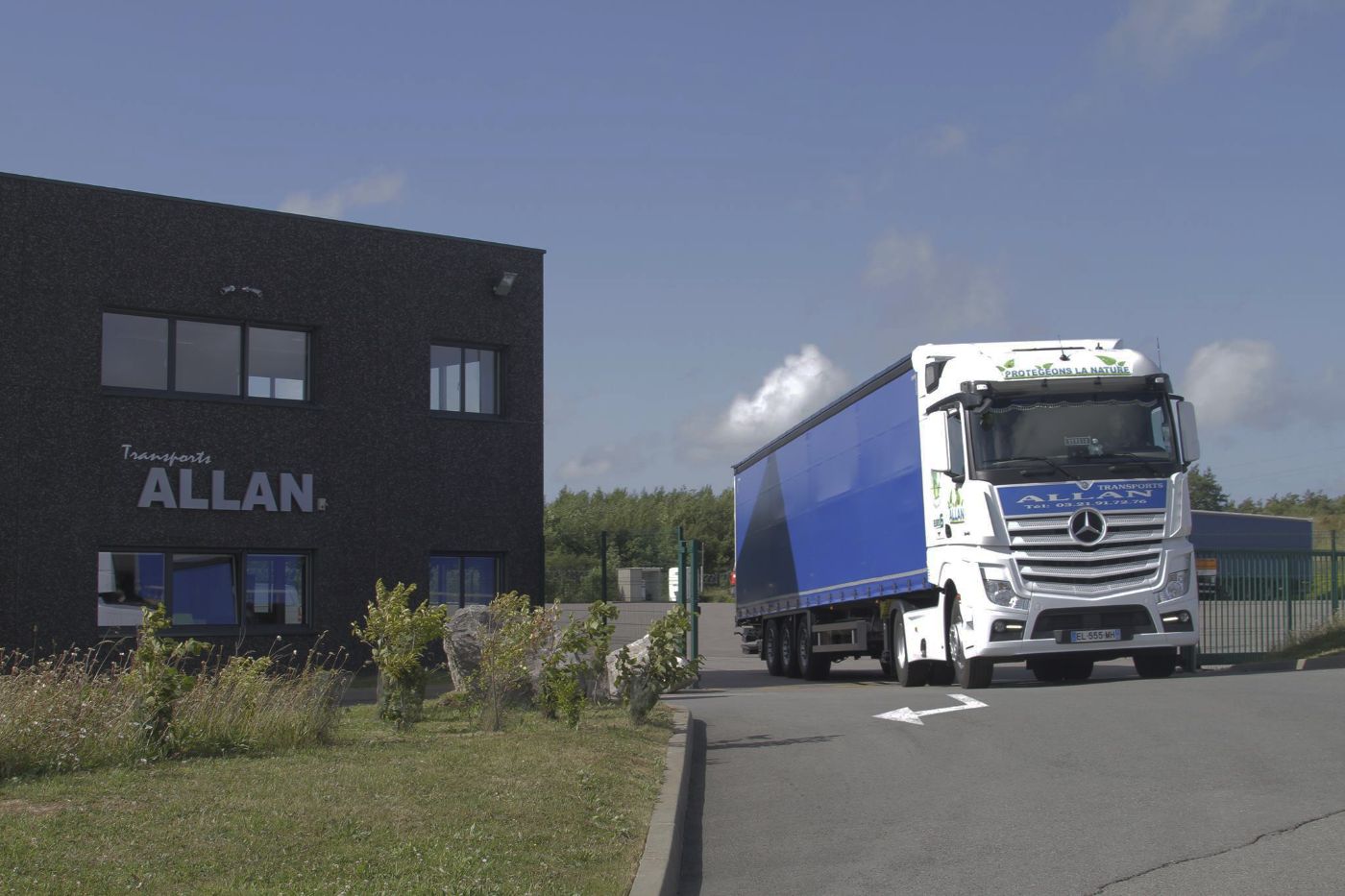 Tautliner Transports Allan devant le siège d'Isques