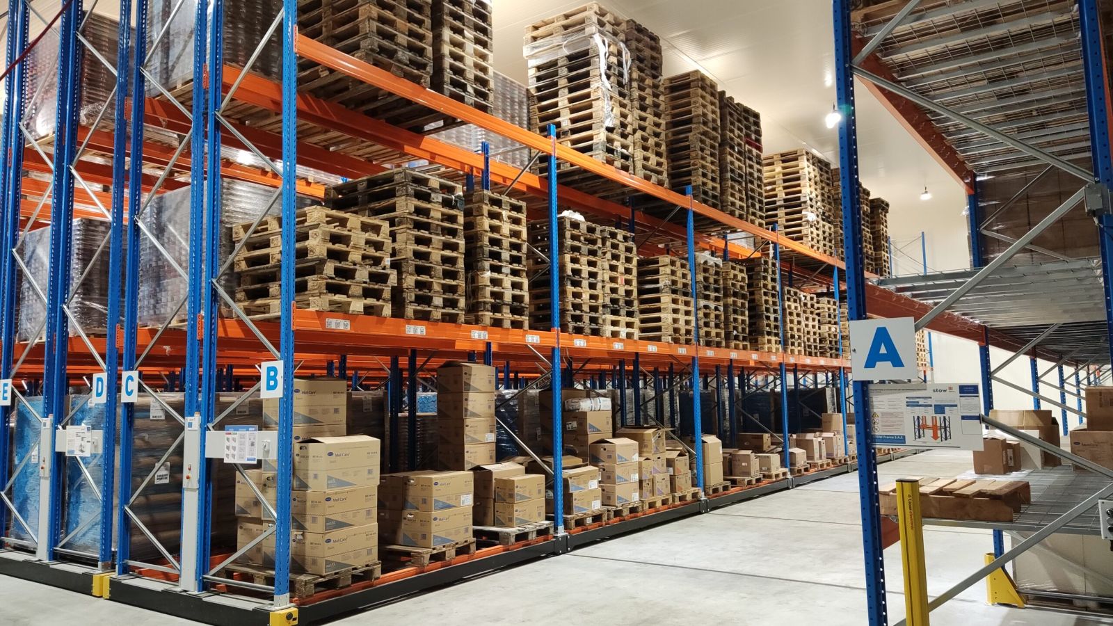 Racks de stockage de la plateforme logistique